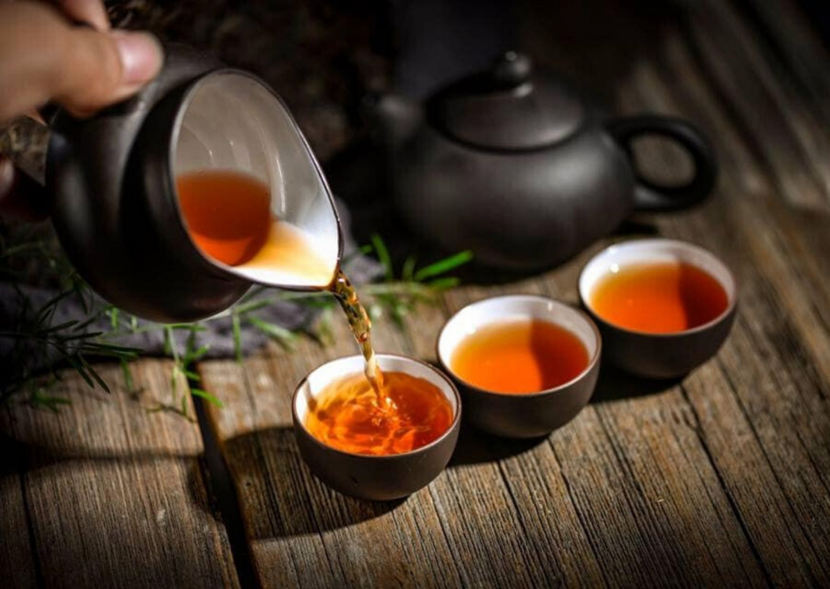 nhiệt độ nước pha trà chuẩn - Hình ảnh trà đang ngâm trong ấm