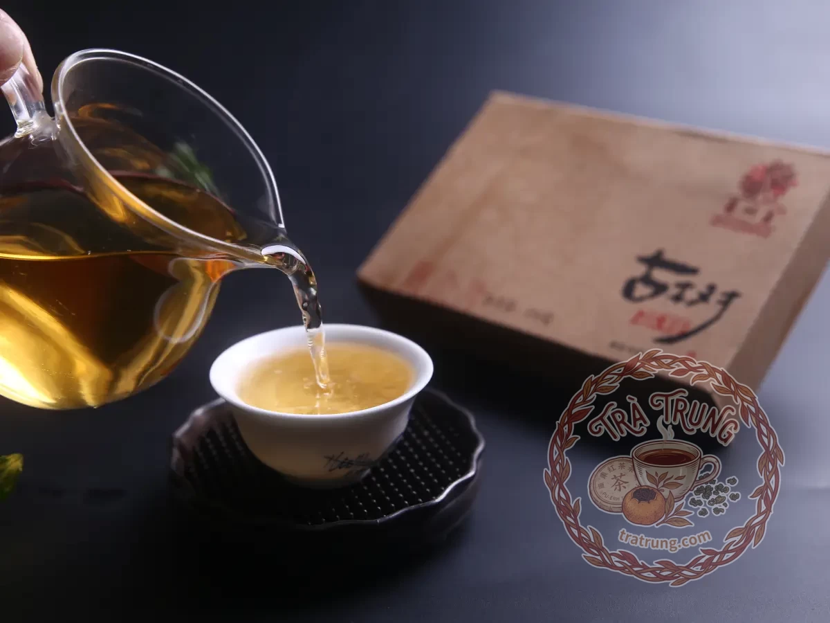 Thưởng thức chén trà ấm nồng cảm thụ vị đắng và hậu ngọt của trà trung hoa