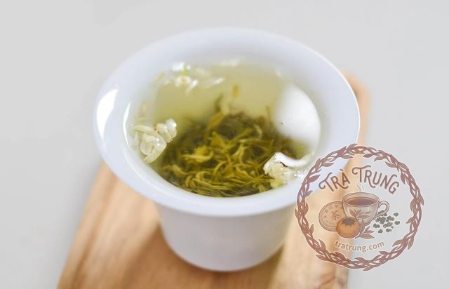 Nước trà hoa nhài Bích Đàm Phiêu Tuyết lần pha thứ nhất màu vàng xanh nhạt
