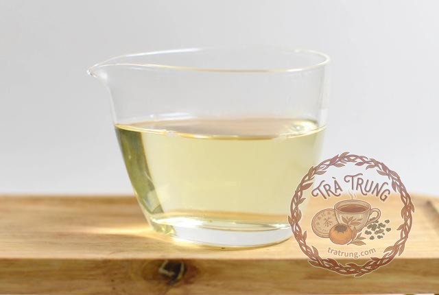 Nước trà hoa nhài Bích Đàm Phiêu Tuyết lần pha thứ hai màu vàng nhạt trong