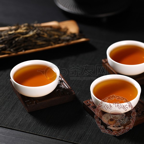 Nước hồng trà điền hồng Vân Chương màu đỏ cam óng ánh