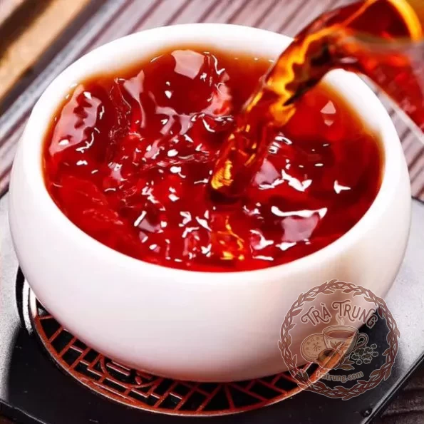 Nước trà thục phổ nhĩ cổ thụ trong vắt màu nâu đỏ thẫm