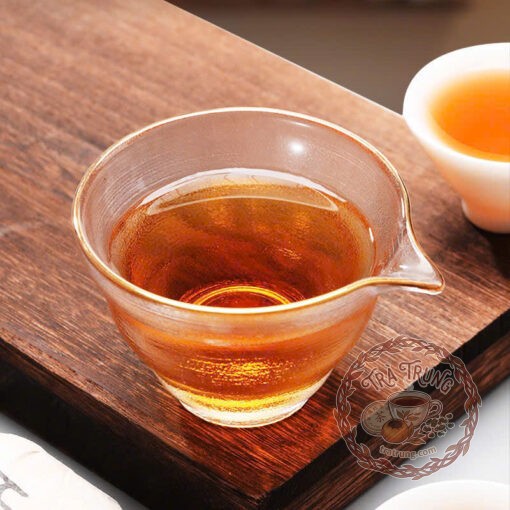 Nước bạch trà cống mi vàng sáng óng ả mang hương sương núi