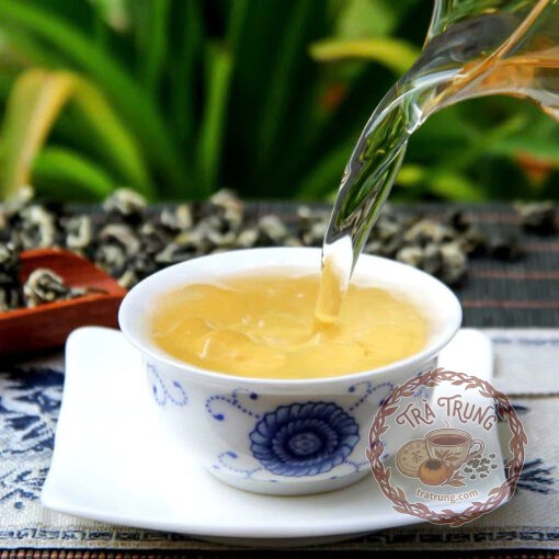 Nước trà bích loa xuân vàng ngả xanh lục nhạt sáng trong