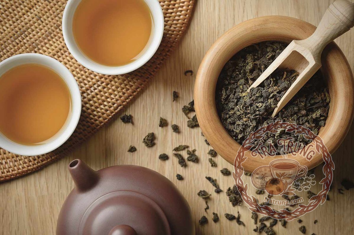 Pha chén bạch trà cảm nhận tác dụng của bạch trà đối với cơ thể
