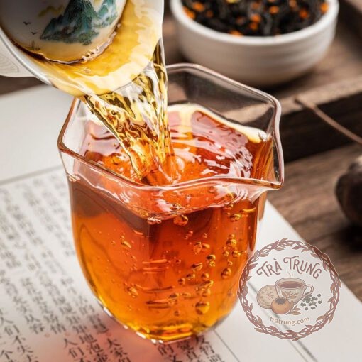 Nước hồng trà quế hoa màu đỏ hổ phách sáng trong suốt