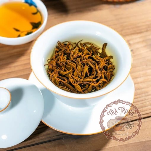 Thưởng thức kỳ môn hồng trà trong không gian tĩnh lặng