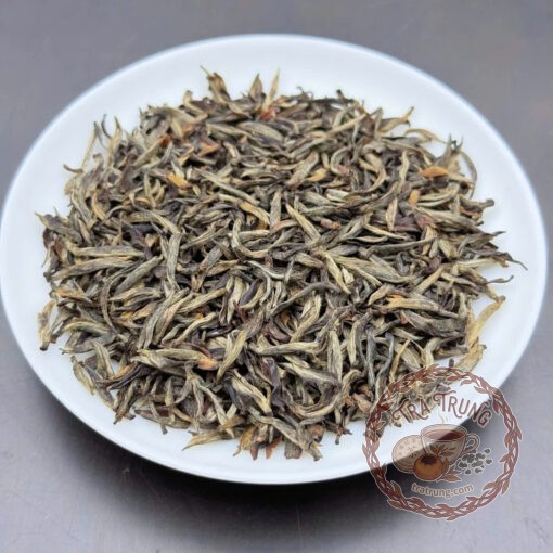 Thưởng thức kỳ môn hồng trà kim tuấn mi trong không gian tĩnh lặng