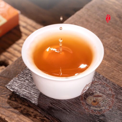 Nước bạch trà trần bì màu vàng hổ phách trong sáng
