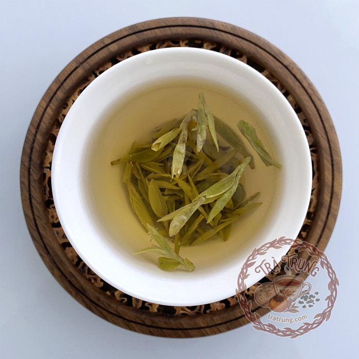 Thưởng thức trà long tỉnh minh tiền trong ly thủy tinh cao