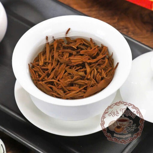 Thưởng thức hồng trà chính sơn tiểu chủng trong không gian tĩnh lặng