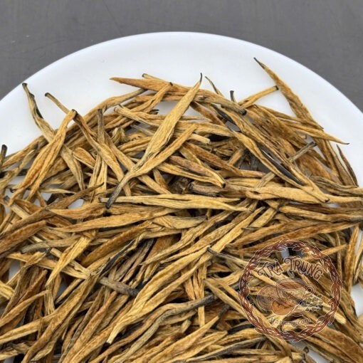 Nước trà điền hồng đại kim châm màu đỏ cam hổ phách sánh mượt