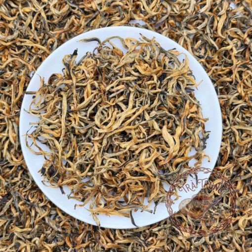 Nước trà điền hồng tùng châm màu đỏ cam hổ phách sánh mượt