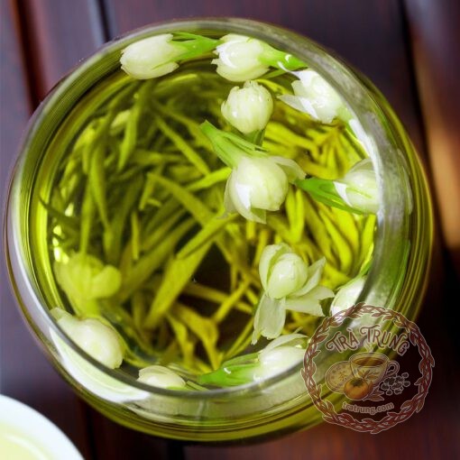 Nước trà hoa nhài vàng sáng óng ả trong vắt thơm hương nhài